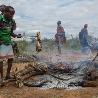 Kisima - Samburu lmuget - Roasting the meat